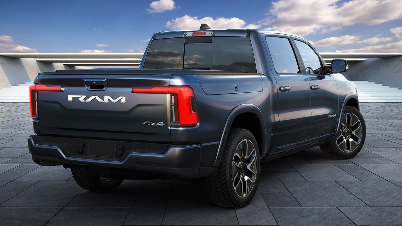 vue latérale arrière d'un Ram REV 2026