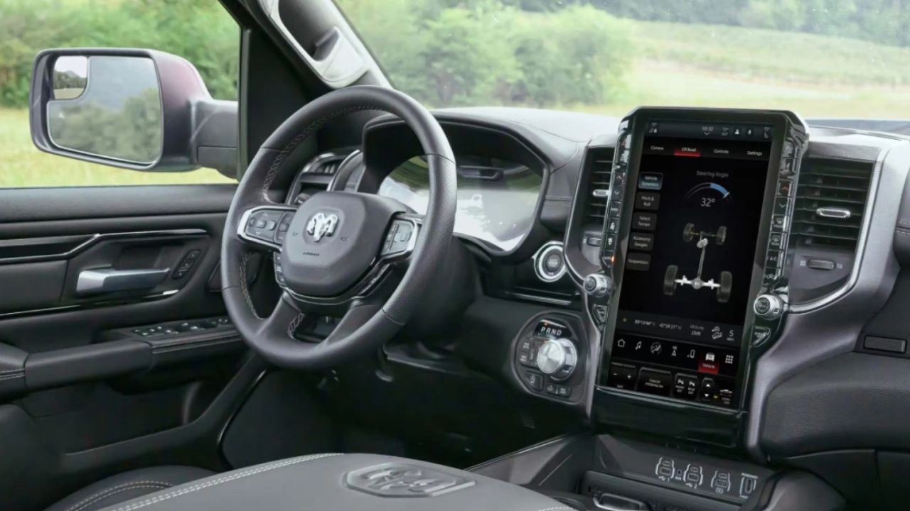 vue de l'habitacle et du tableau de bord d'un camion RAM 1500 2026