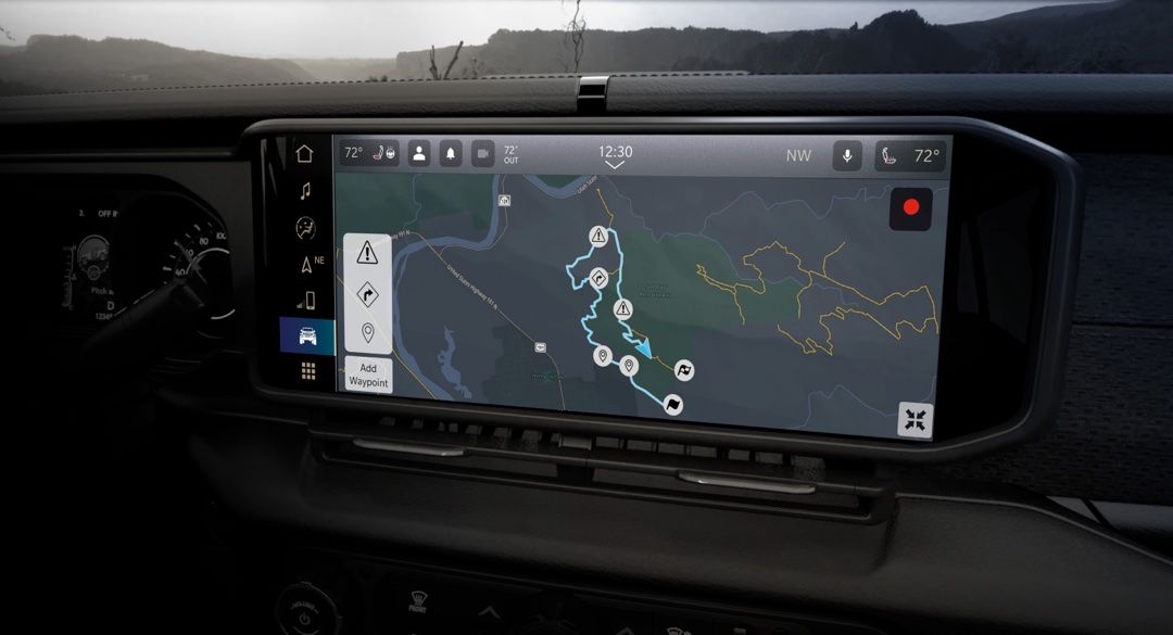 Onboard technologies including a 12.3-inch touchscreen of the 2025 Jeep Wrangler.