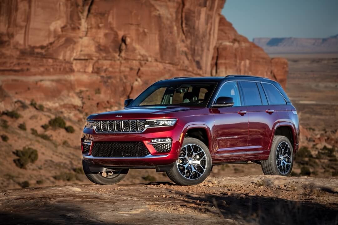 Vue 3/4 avant du Jeep Grand Cherokee 2024 garé dans un canyon.