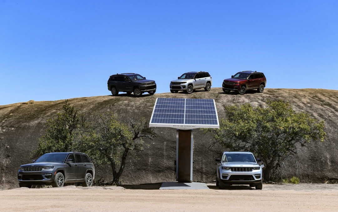 Cinq VUS Jeep Grand Cherokee à l'extérieur.