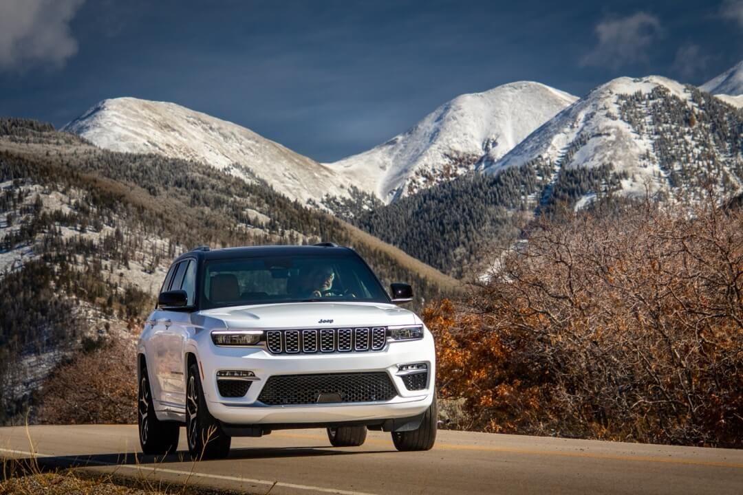 Le Jeep Grand Cherokee 2024 sur la route.