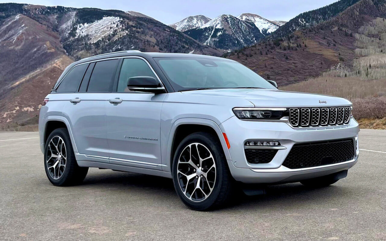 Vue 3/4 avant du Jeep Grand Cherokee 2024 avec des montagnes en arrière-plan.