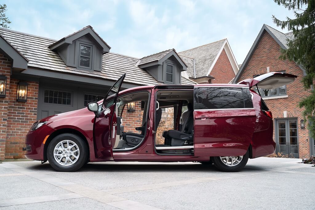 Vue latérale du Chrysler Grand Caravan avec ses portières ouvertes.