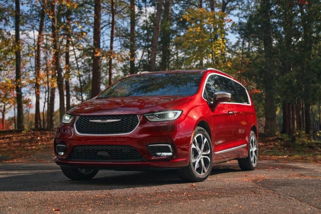 Vue 3/4 avant du Chrysler Pacifica 2024 à l'extérieur.