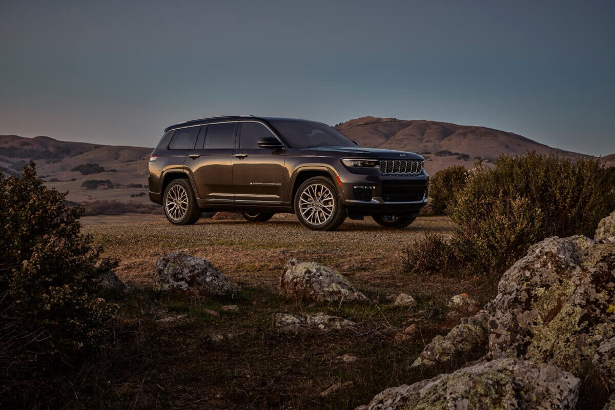 Vue 3/4 avant du véhicules 7 places Jeep Grand Cherokee L 2024 à l'extérieur.