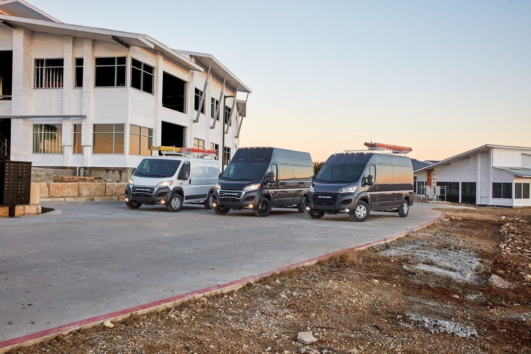 Les van Ram ProMaster 2500, 3500 et 1500 garés à l'extérieur.