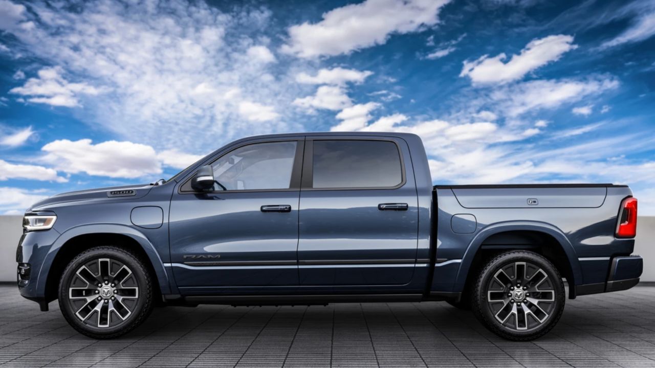 vue latérale d'un camion RAM Ramcharger REx 2026