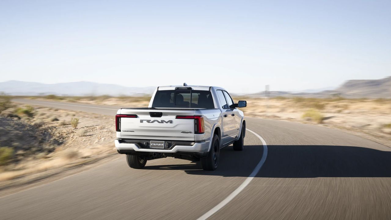 vue latérale arrière d'un camion RAM Ramcharger REx 2026