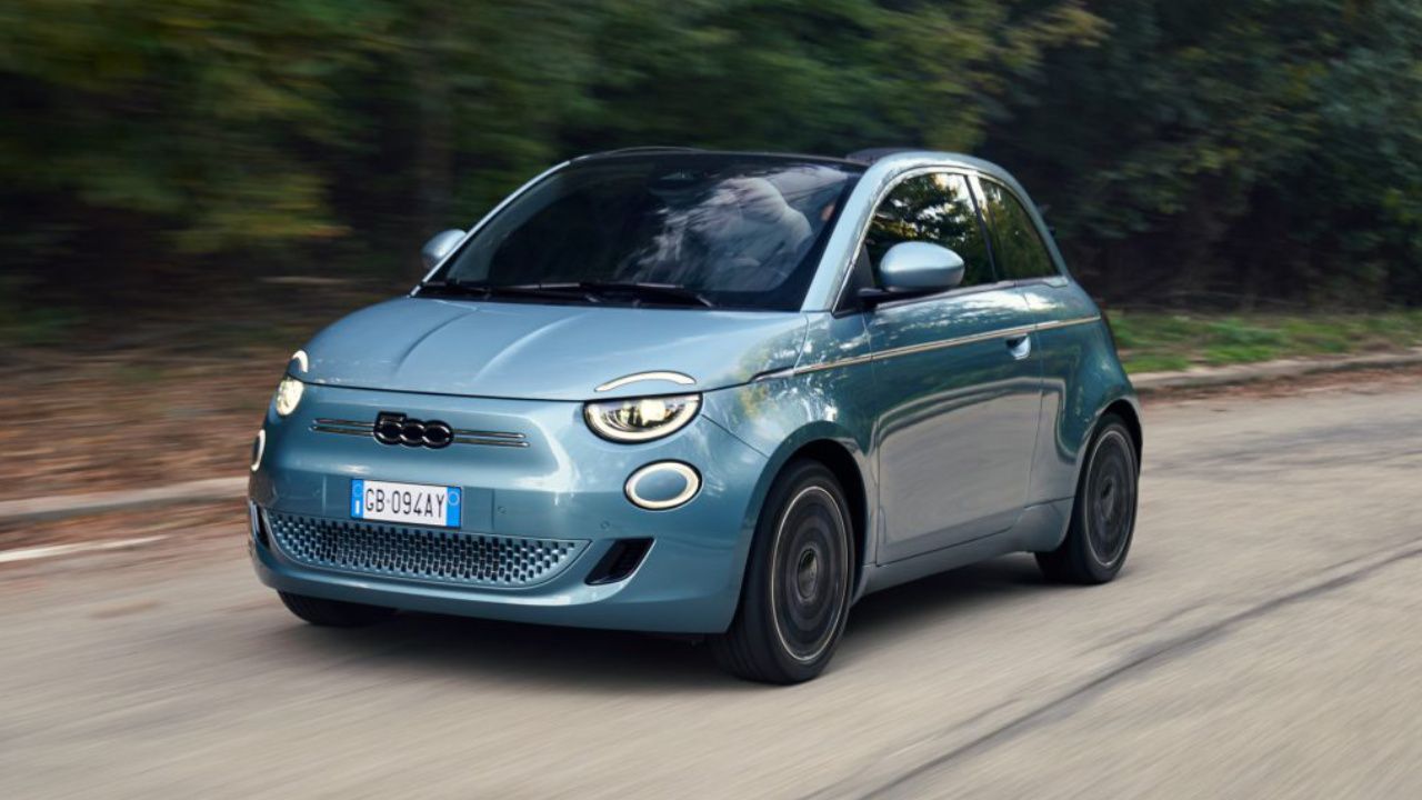 vue latérale avant d'une Fiat 500e 2026