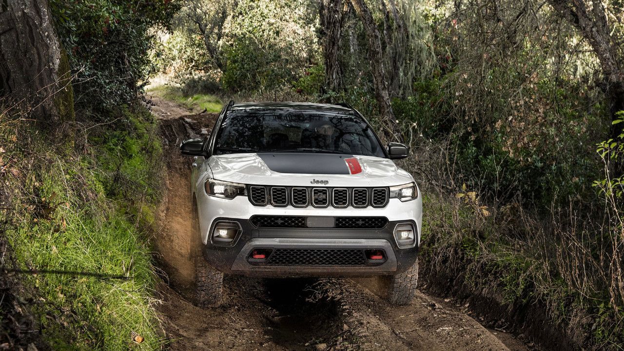 vue latérale avant d'un Jeep Compass 2026