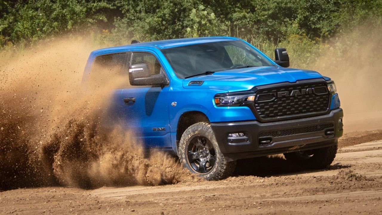 vue latérale avant d'un camion RAM 1500 2026