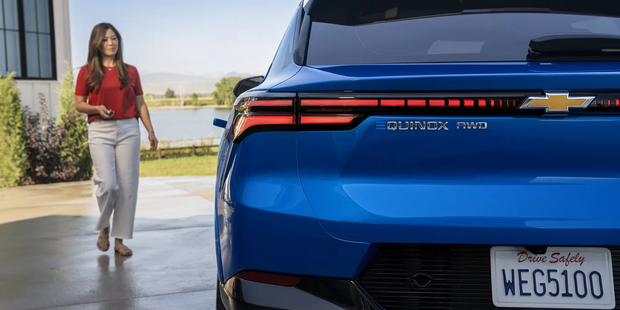 Vue arri&egrave;re d&rsquo;un Chevrolet Equinox EV 2026 bleu AWD avec feux DEL pleine largeur