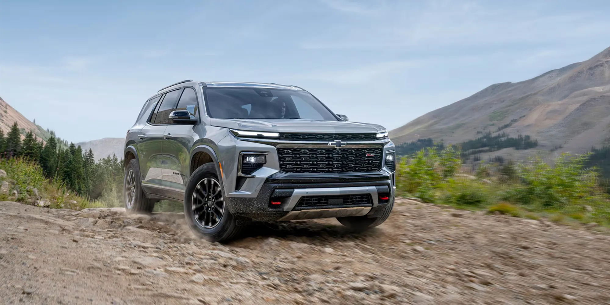 Chevrolet Traverse 2026 sur route de montagne, design ext&eacute;rieur moderne et robuste