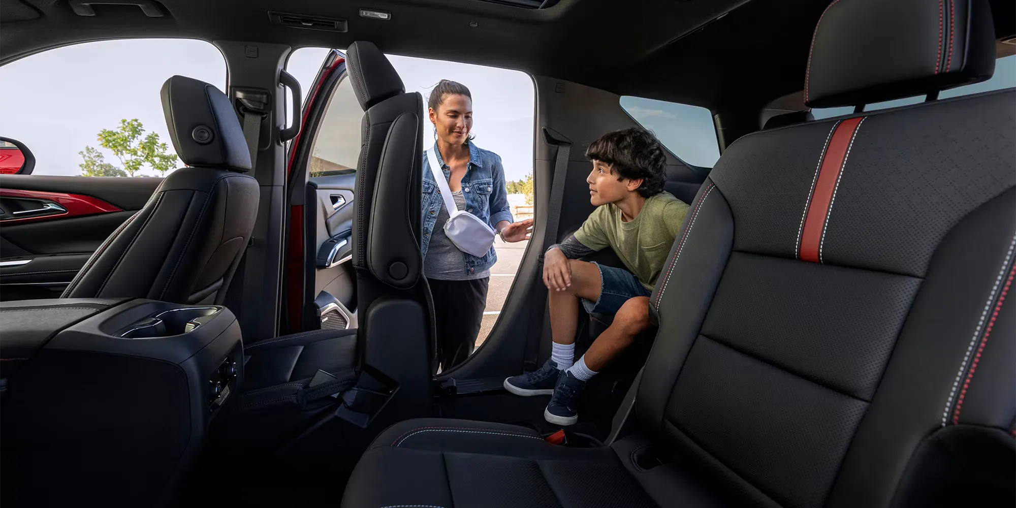 Int&eacute;rieur du Chevrolet Traverse 2026 avec acc&egrave;s facile aux si&egrave;ges arri&egrave;re pour la famille