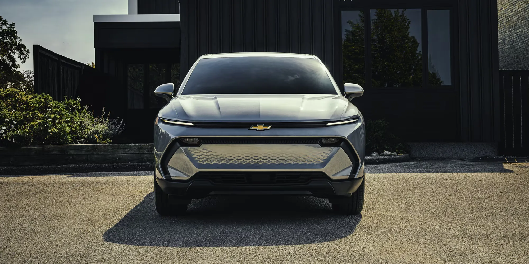 Vue avant du Chevrolet Equinox EV 2026 avec signature lumineuse et design a&eacute;rodynamique