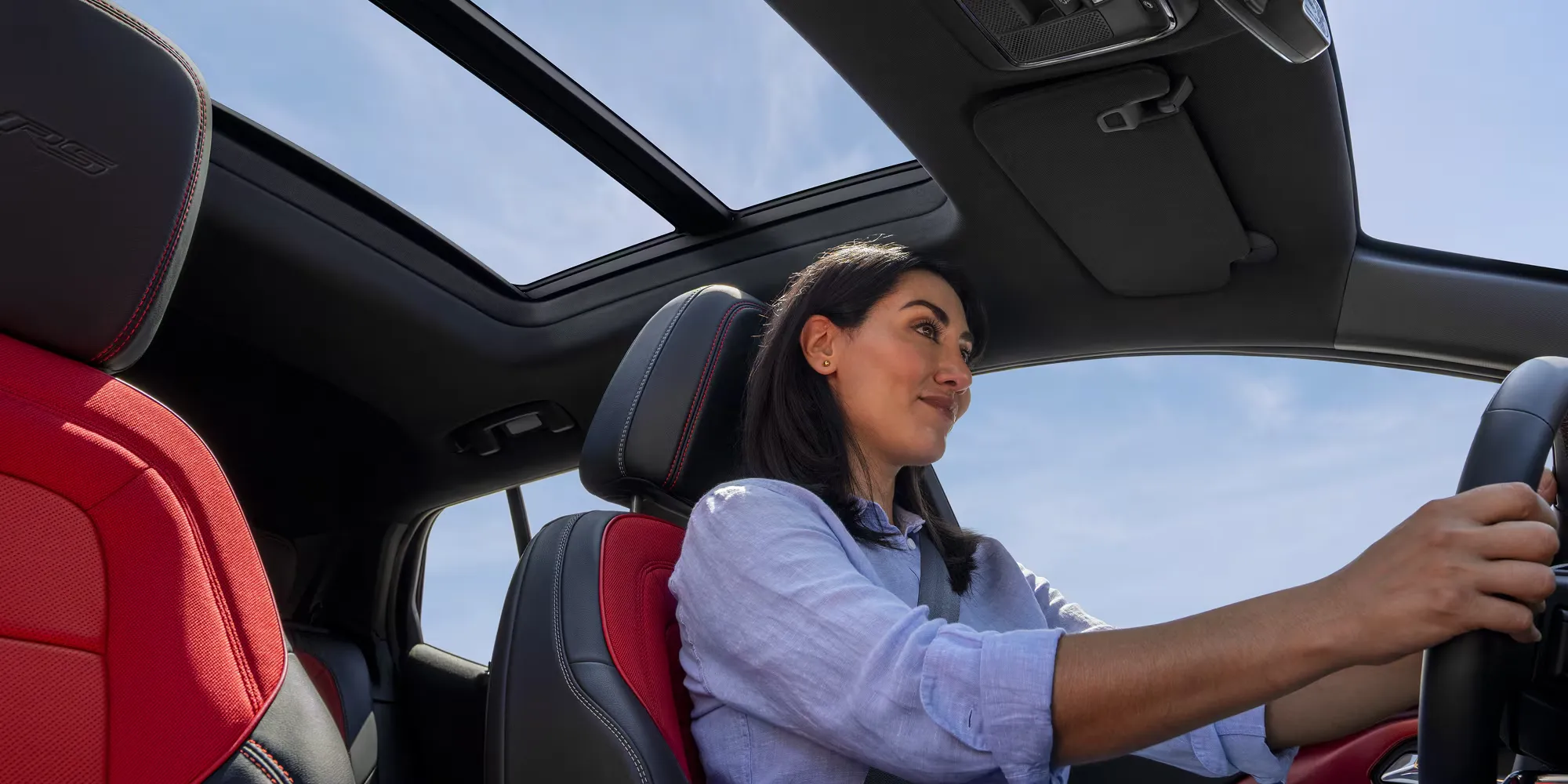 Conductrice &agrave; bord du Chevrolet Equinox EV 2026, int&eacute;rieur spacieux avec toit panoramique
