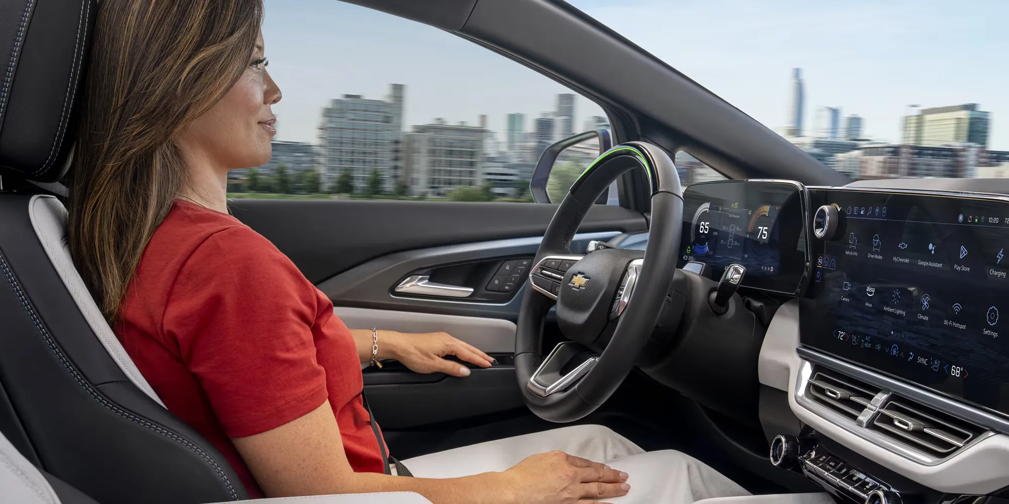 Conductrice dans le Chevrolet Equinox EV 2026 avec interface num&eacute;rique et affichage conducteur