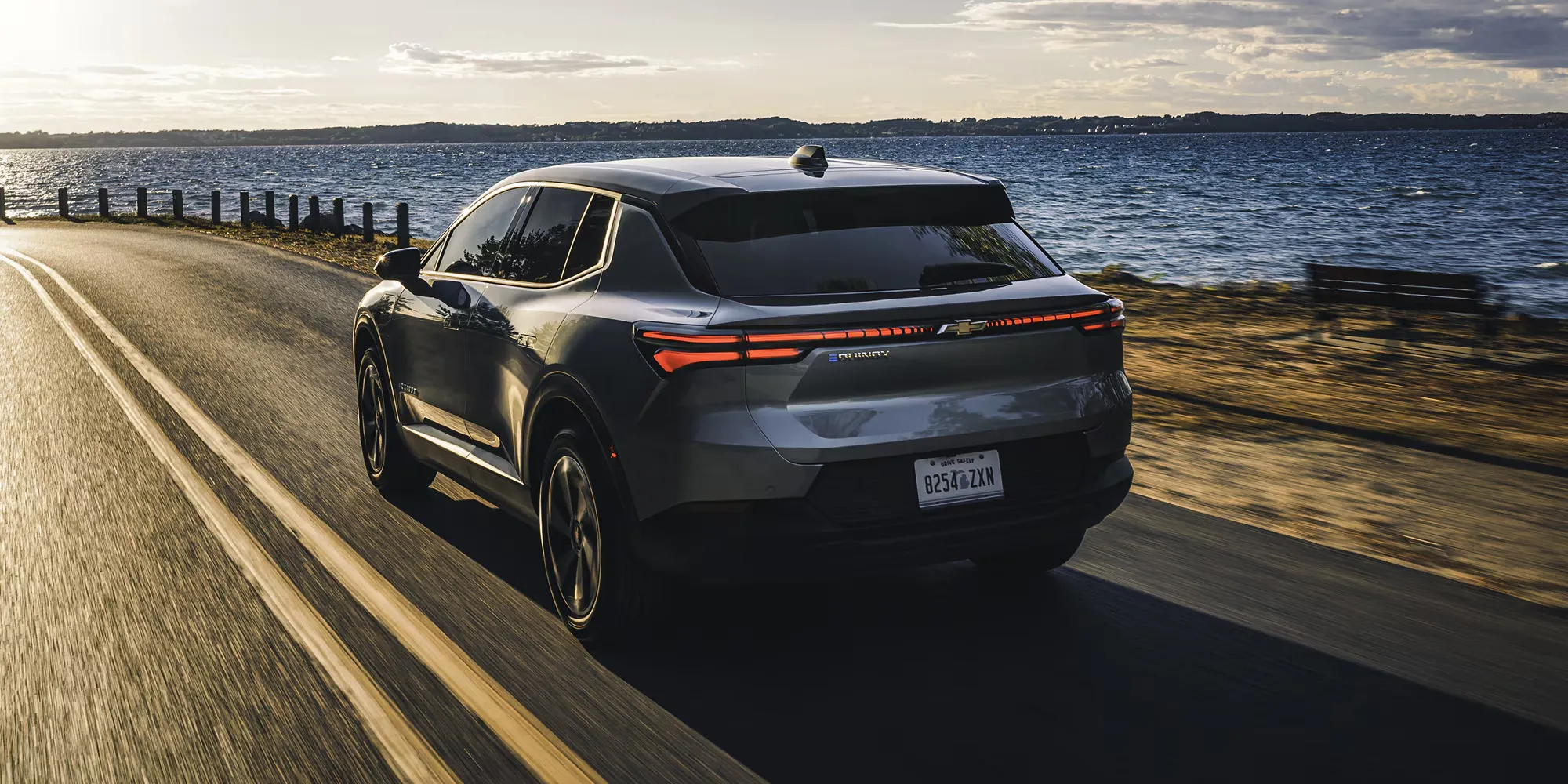 Chevrolet Equinox EV 2026 vu de l&rsquo;arri&egrave;re sur route c&ocirc;ti&egrave;re, autonomie pens&eacute;e pour les longs trajets