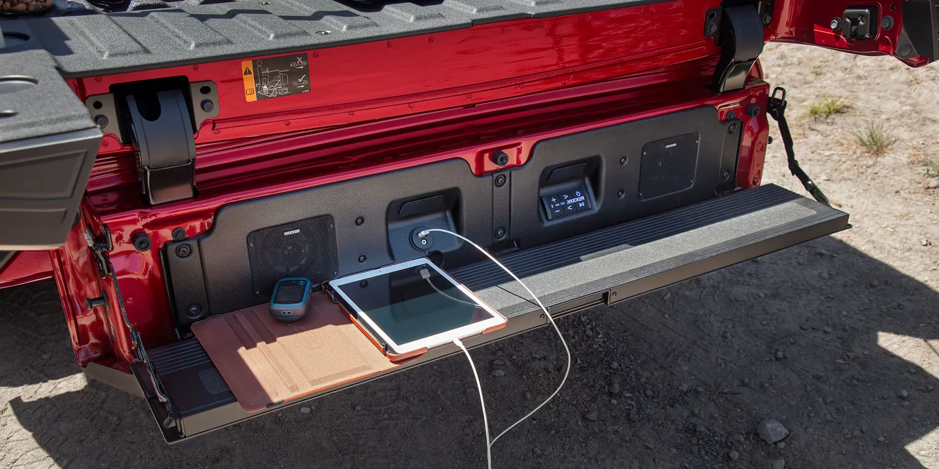 Hayon multifonction du GMC Sierra 1500 avec prise &eacute;lectrique et espace de travail int&eacute;gr&eacute;.