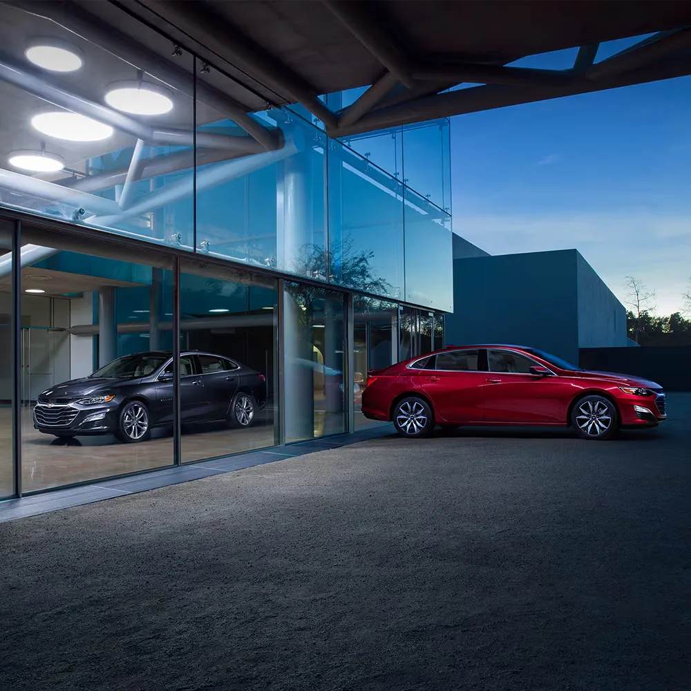 Berlines Chevrolet illustrant l'efficacit&eacute;, l'&eacute;conomie d'essence et la conduite agile en milieu urbain.