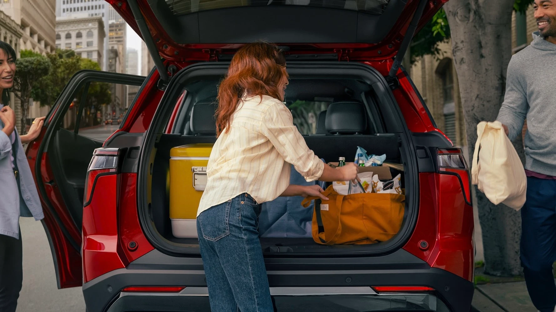 Chevrolet Equinox 2026 avec hayon ouvert, VUS compact pratique pour une famille avec un ou deux enfants.