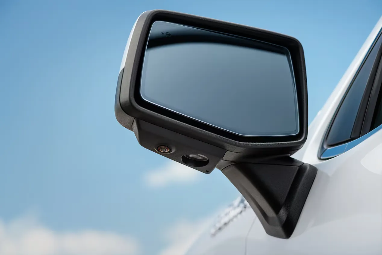 R&eacute;troviseur avec capteur d'aide &agrave; la conduite illustrant les technologies de s&eacute;curit&eacute; modernes sur une voiture r&eacute;cente.