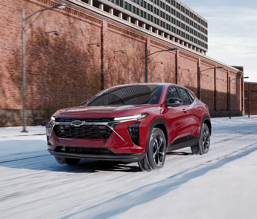Chevrolet Equinox rouge sur route hivernale, illustrant l'importance d'un v&eacute;hicule fiable pour l'hiver au Qu&eacute;bec.