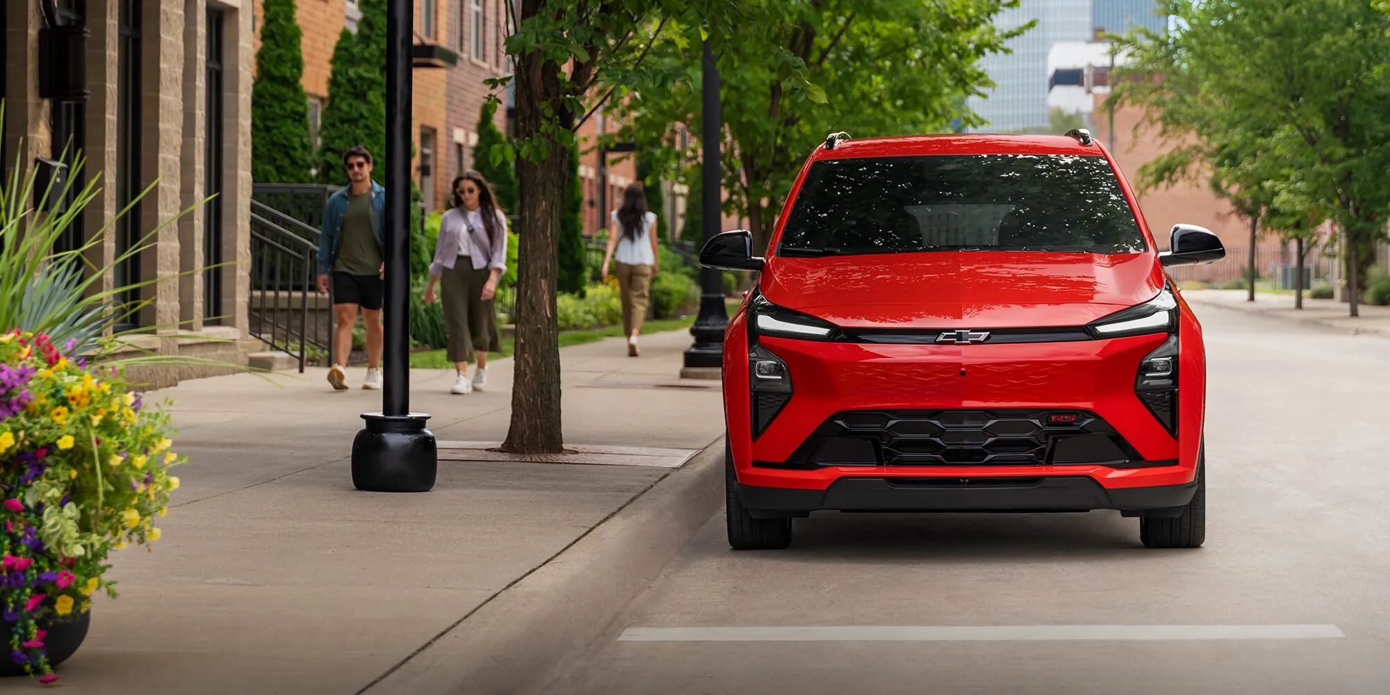 Chevrolet Bolt 2027 rouge vu de face dans une rue urbaine.
