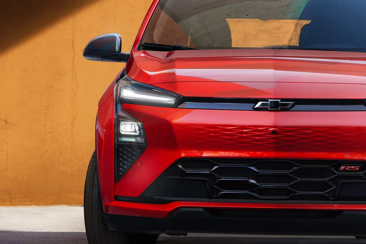 Vue rapprochée de l’avant du Chevrolet Bolt RS 2027 rouge.