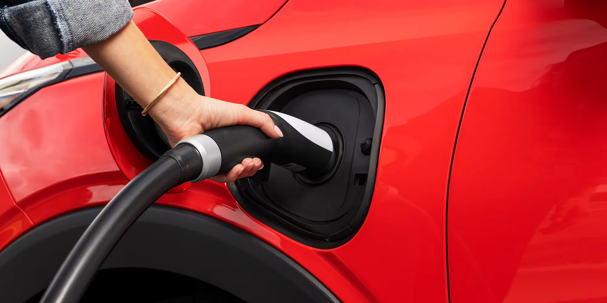 Recharge de la batterie d’un Chevrolet Bolt 2027 rouge.