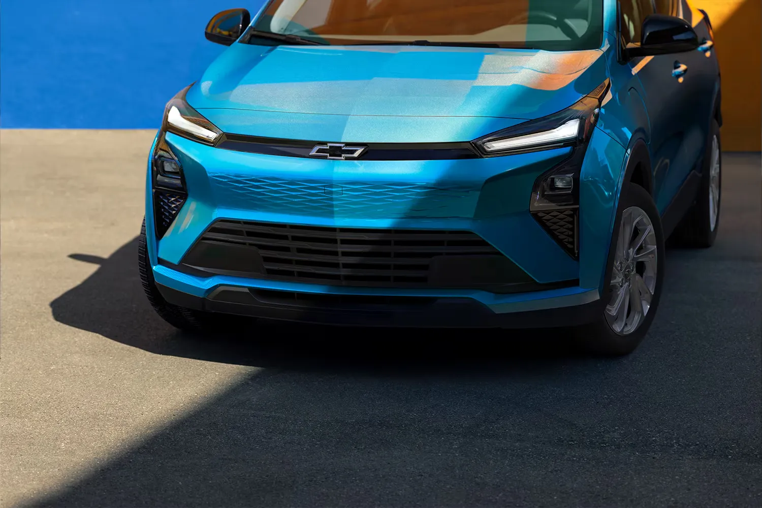 Design extérieur du Chevrolet Bolt 2027 bleu vu de face.