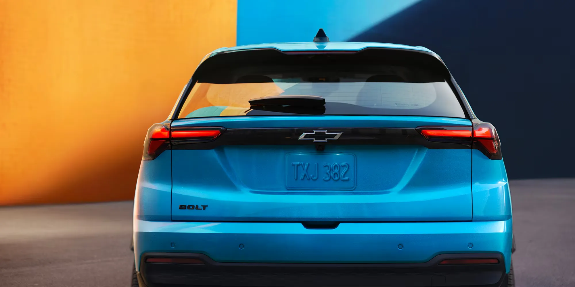 Vue arrière du Chevrolet Bolt 2027 bleu offert chez Témis Chevrolet.