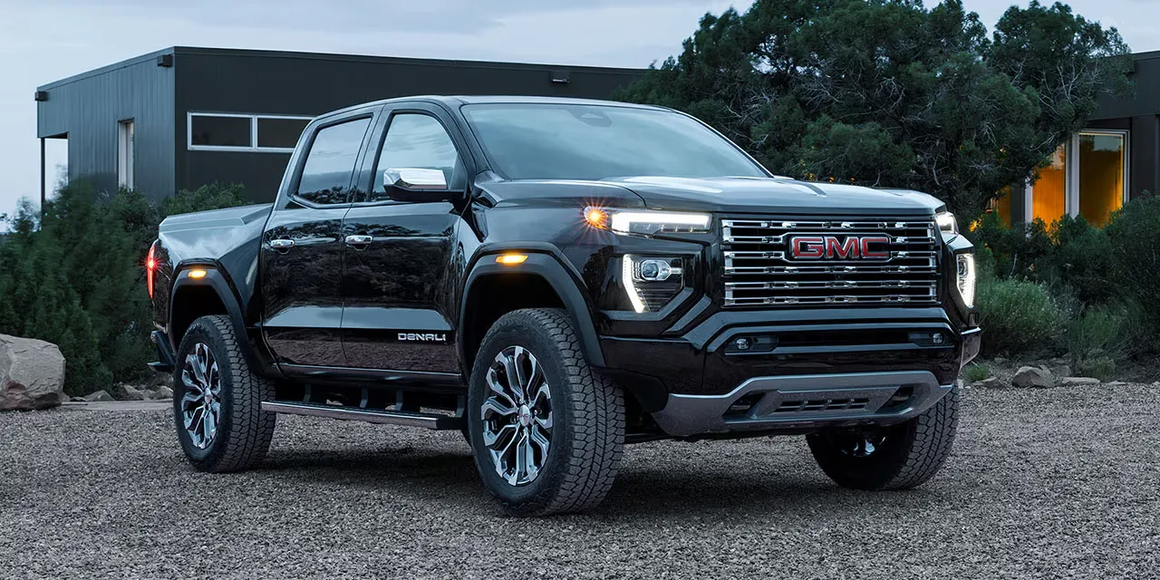 GMC Canyon Denali 2026 noir stationn&eacute; devant une r&eacute;sidence.