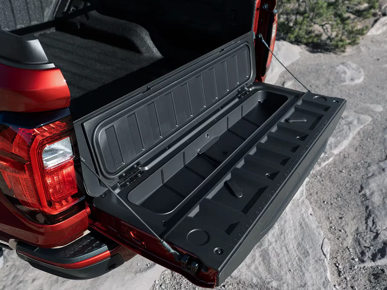 Compartiment de rangement intégré au hayon du GMC Canyon.