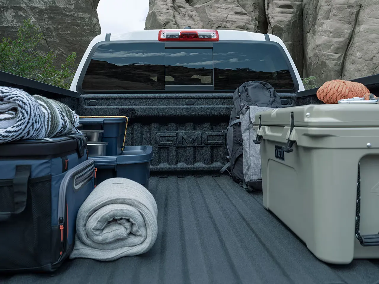 Équipement de plein air transporté dans la caisse du GMC Canyon.
