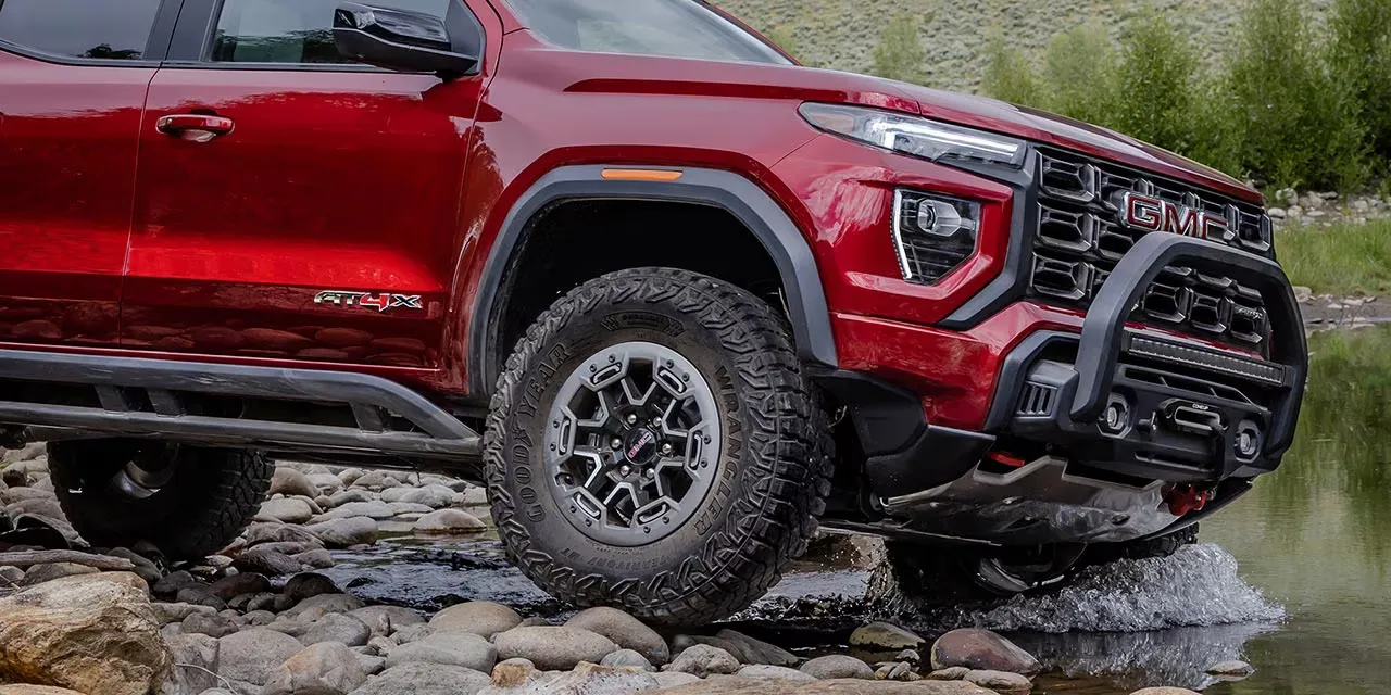 Vue rapproch&eacute;e de l&rsquo;avant du GMC Canyon AT4X 2026 rouge.