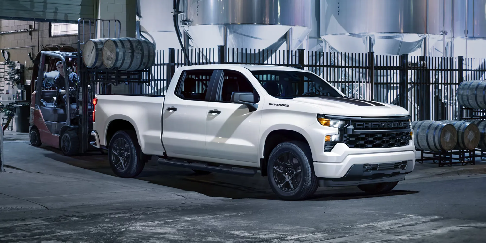 Chevrolet Silverado 1500 blanc utilisé dans un environnement industriel.