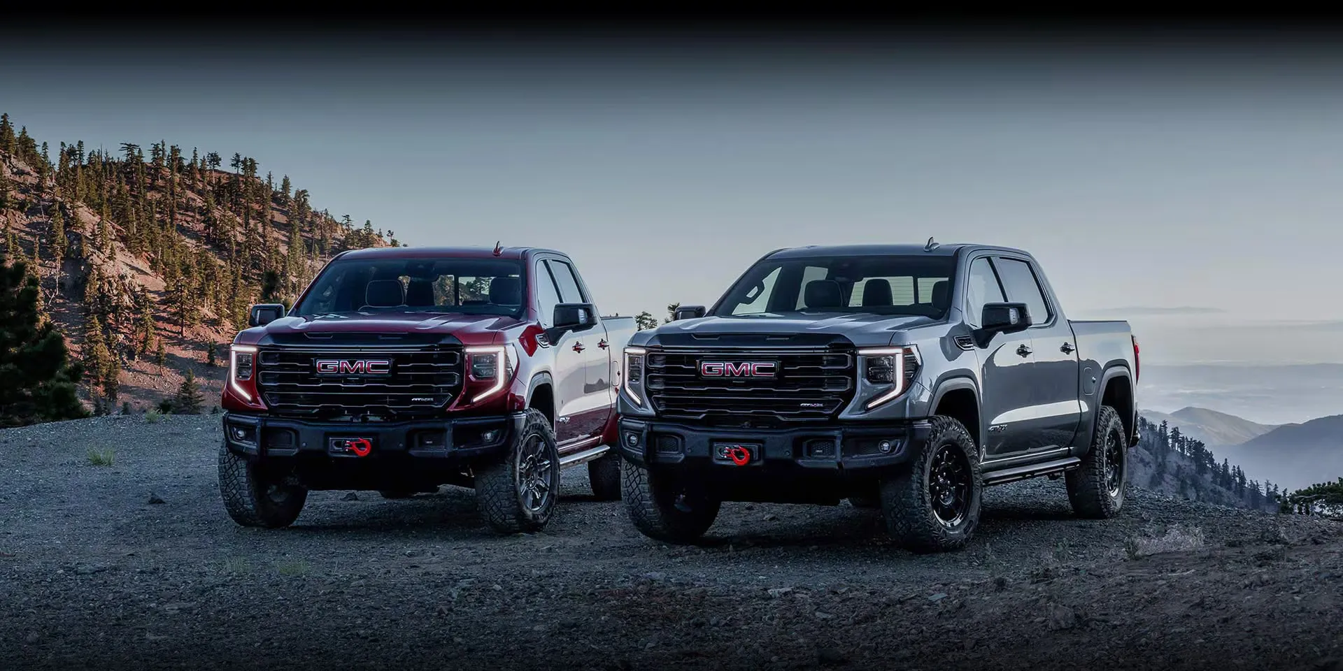 Deux GMC Sierra 1500 prêts pour les travaux d’une flotte commerciale.