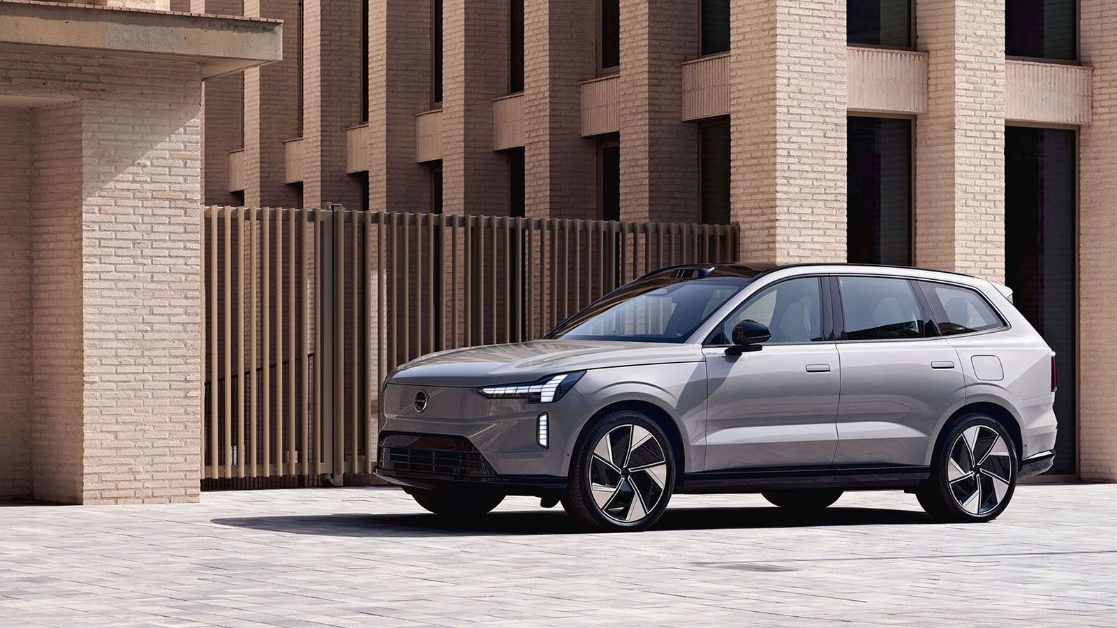 Volvo EX90: The future of electric luxury, now in Mont-Royal