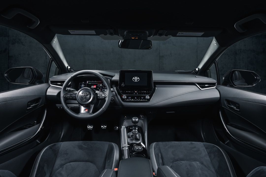 Cockpit de la Toyota GR Corolla Édition Circuit avec ses technologies à bord