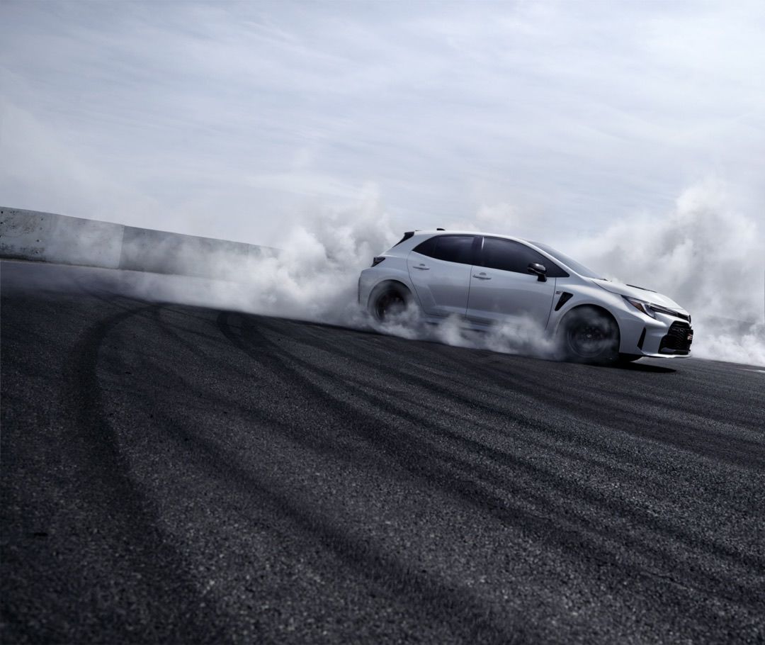 La Toyota GR Corolla Édition Circuit dégageant de la fumée sur une piste de course.