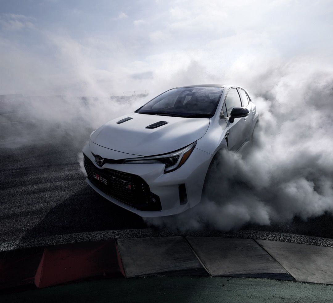 La Toyota GR Corolla Édition Circuit avec ses prises d’air sur le capot, dégageant de la fumée sur une piste de course.