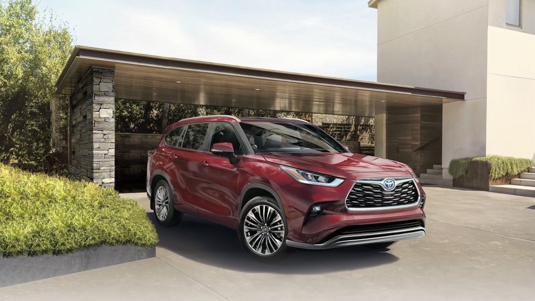 Le Toyota Highlander 2024 stationné devant une résidence.