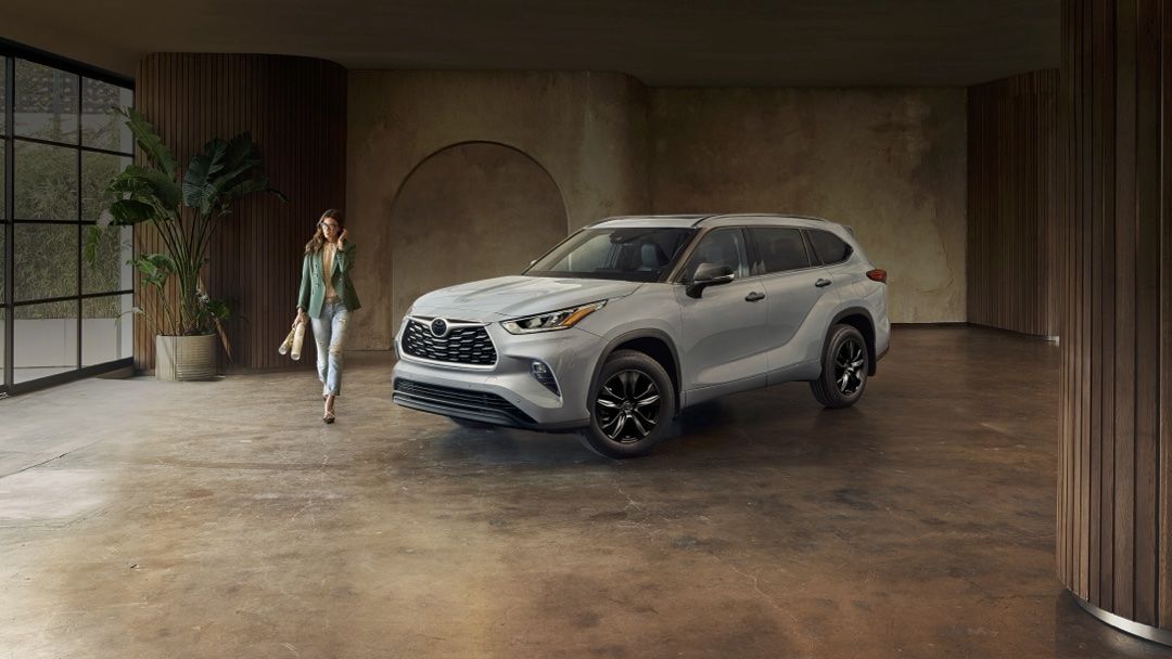 Le Toyota Highlander 2024 stationné dans le garage d'une résidence.