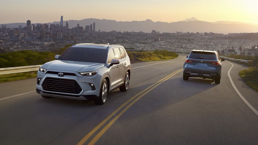 Un Toyota Highlander 2024 qui quitte la ville et un autre qui y arrive.