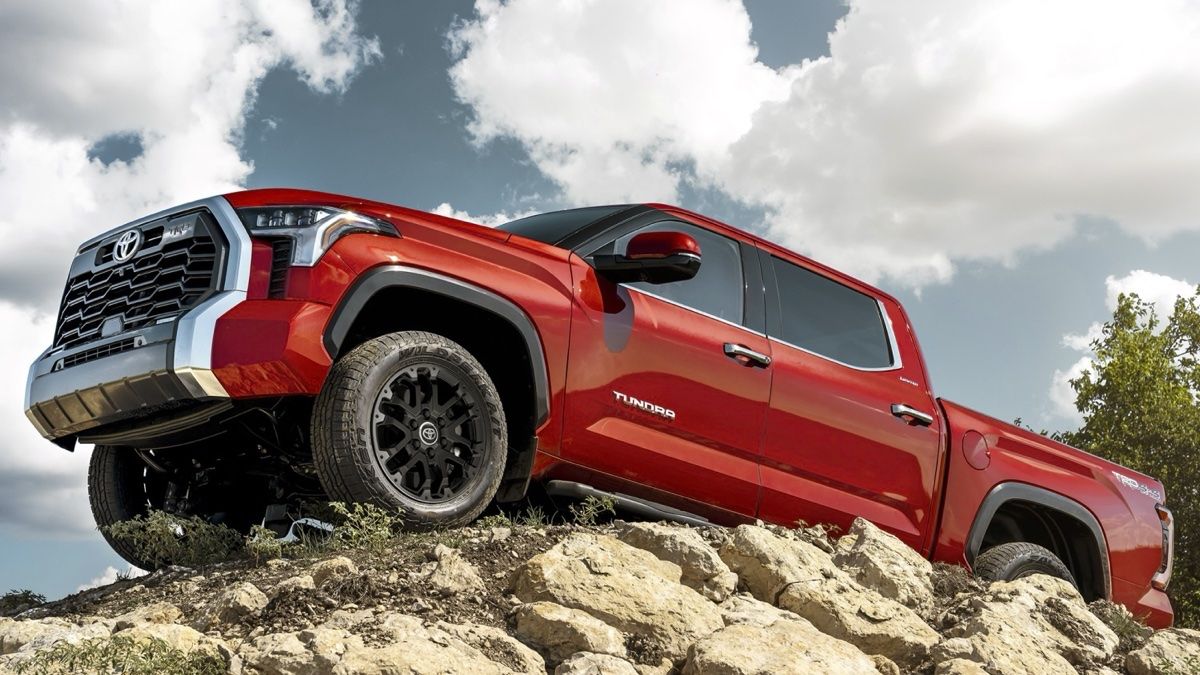 Le Toyota Tundra stationné au bord d'une falaise.