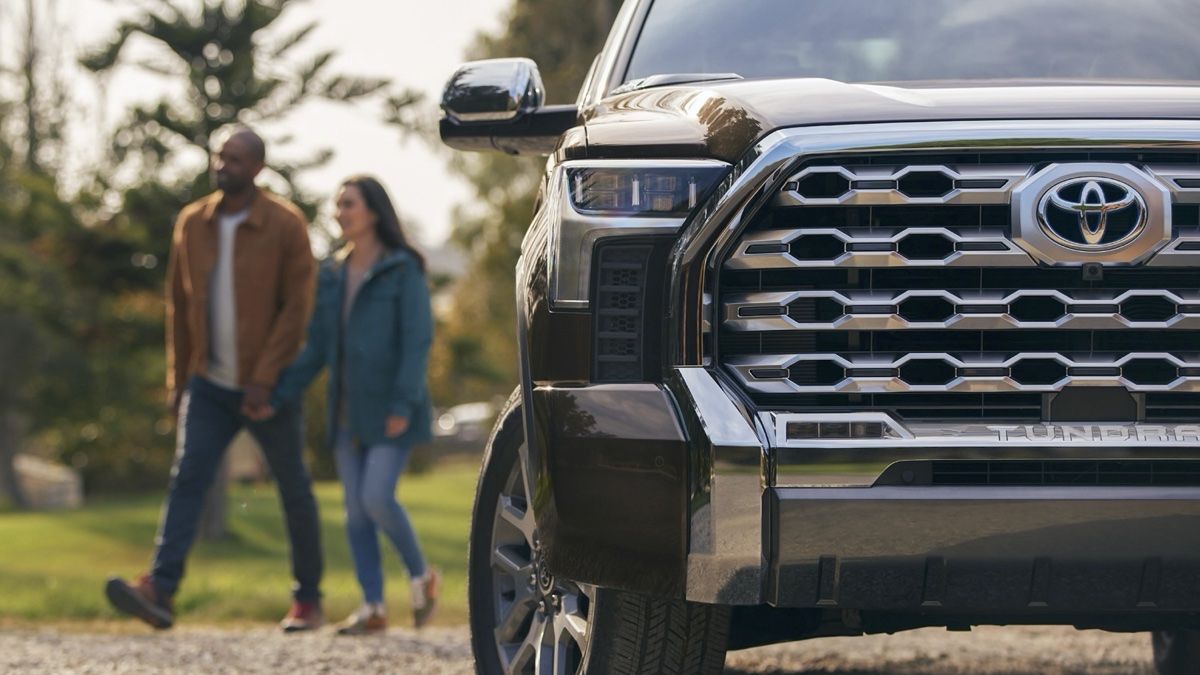 Vue rapprochée sur le design de la calandre du Toyota Tundra 2024.