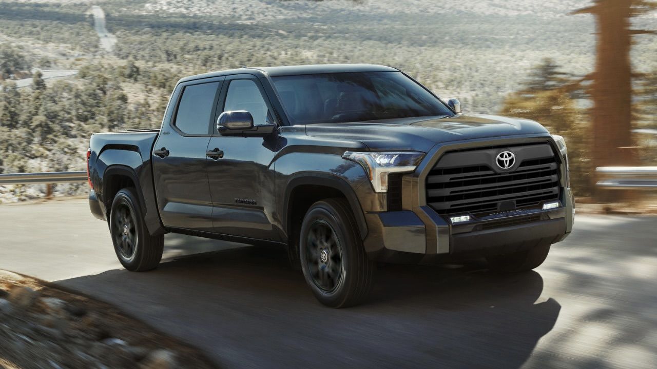 Le Toyota Tundra qui roule dans une montée.