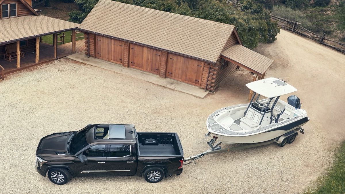 Le Toyota Tundra 2024 qui tire un bateau.